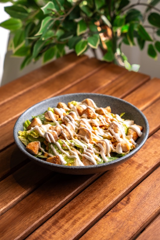 Bowl de Mr. Healthy sobre mesa de madera